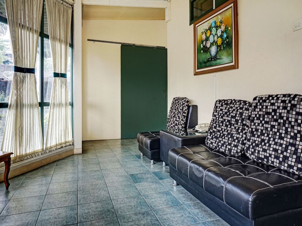 Capital O 90596 Hotel Griya Astoeti Family Suite 6