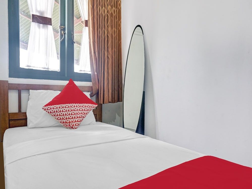 Capital O 90596 Hotel Griya Astoeti Economy Single Room 3