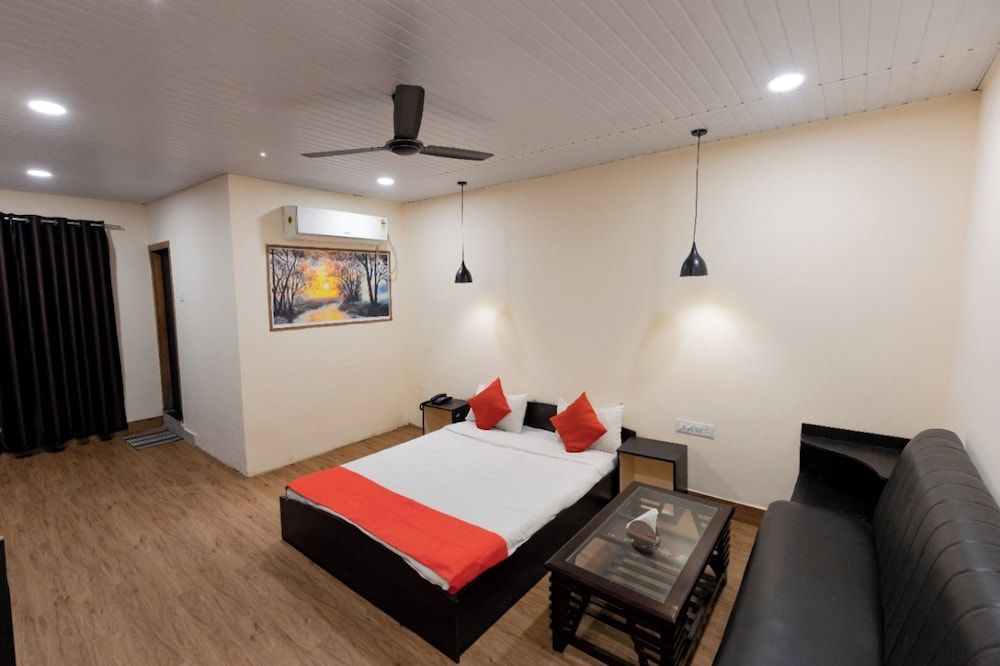 Hotel Deendayal Deluxe Room 6