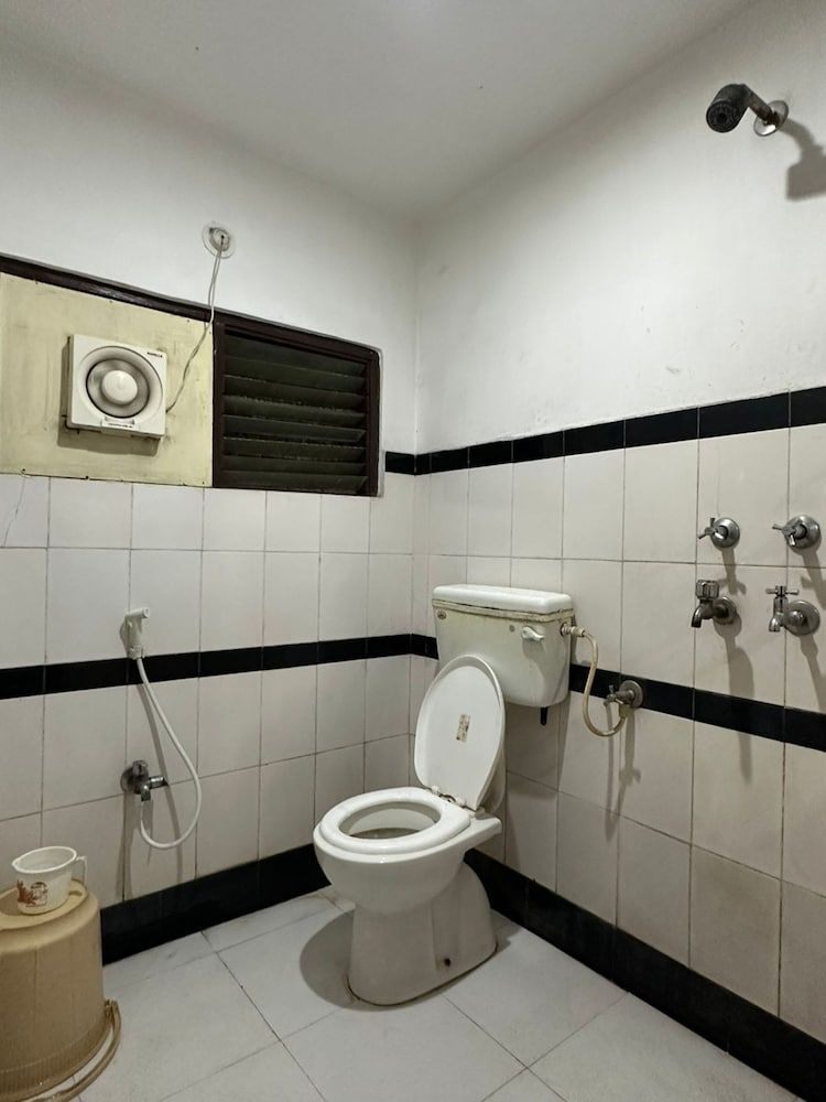 Hotel Deendayal Deluxe Room 12