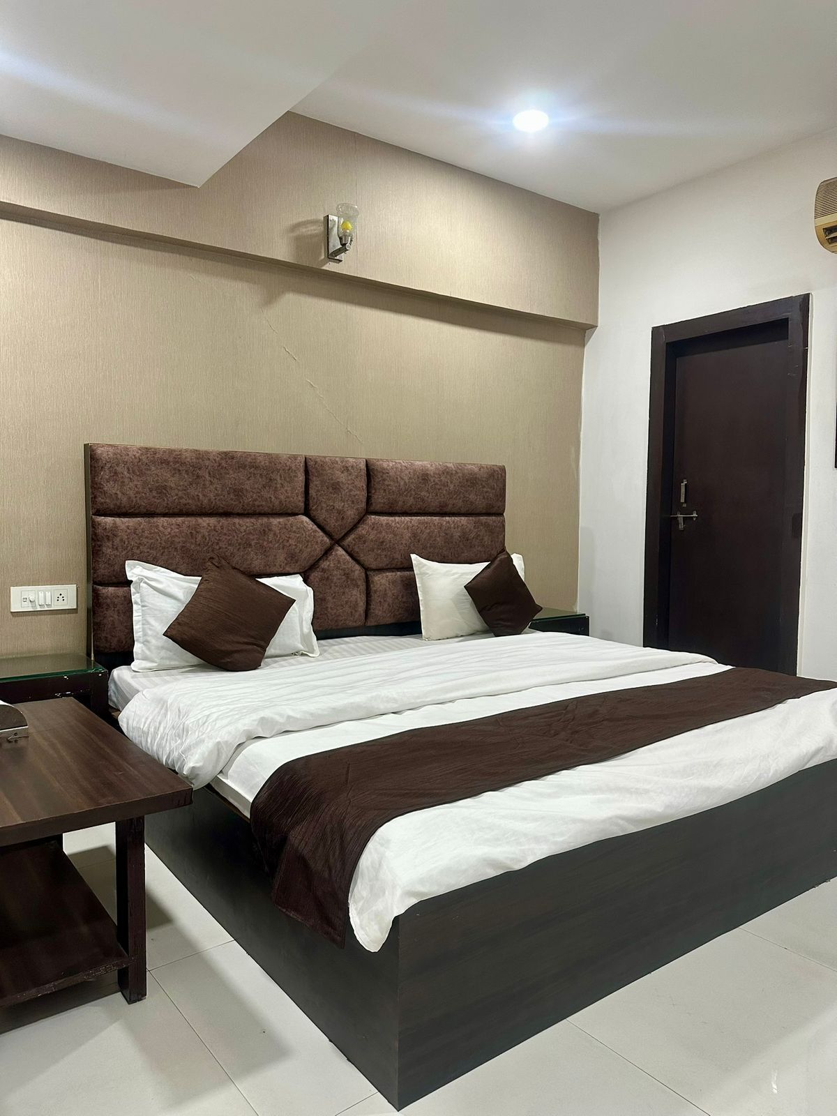 Hotel Deendayal Deluxe Room 8