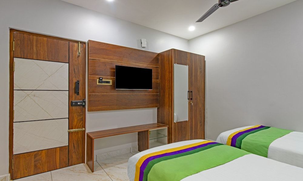 Treebo Abhi Suites, Guntur Standard Double Room 11