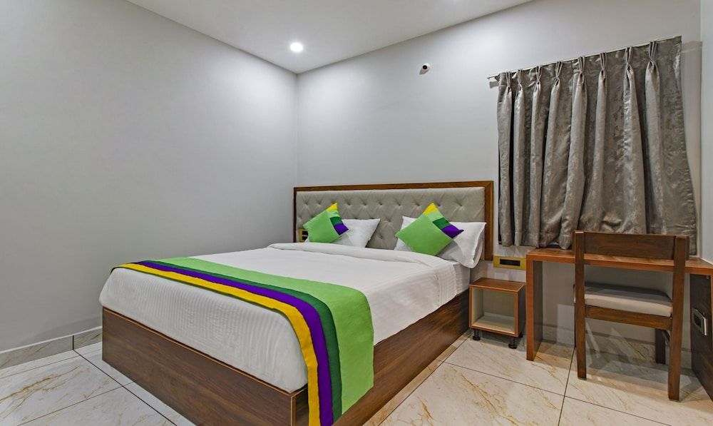Treebo Abhi Suites, Guntur Standard Double Room 2