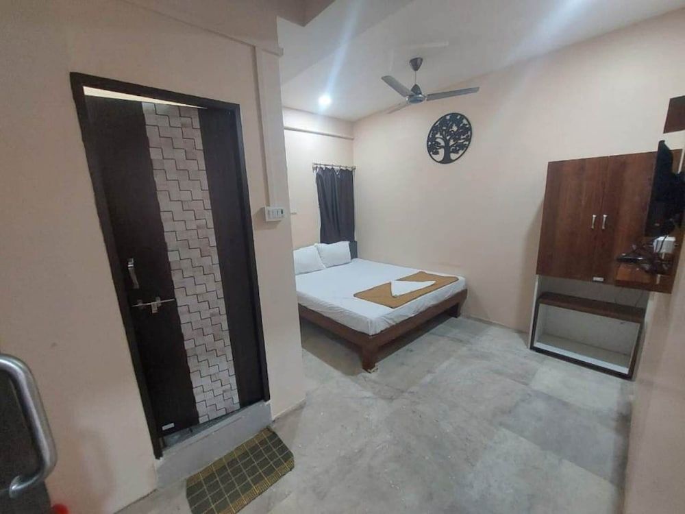 iROOMZ City Lite	 Standard AC Room 3