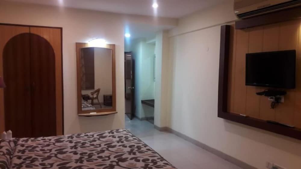 Hotel Grand Riviera Deluxe Room 4