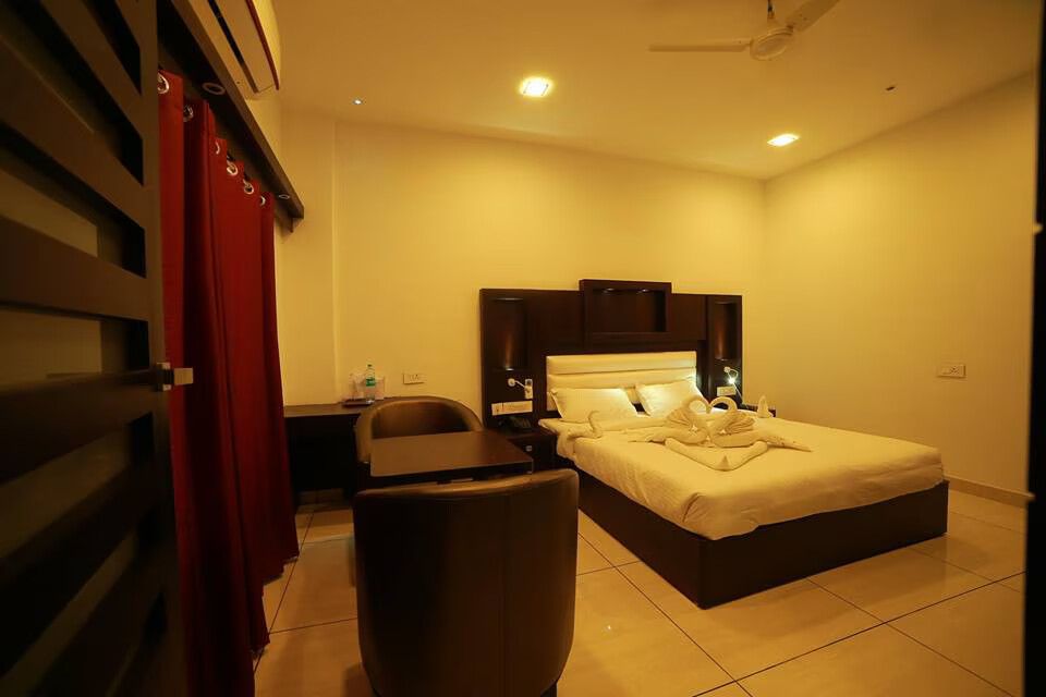 Hotel Theertha International Deluxe Room 2