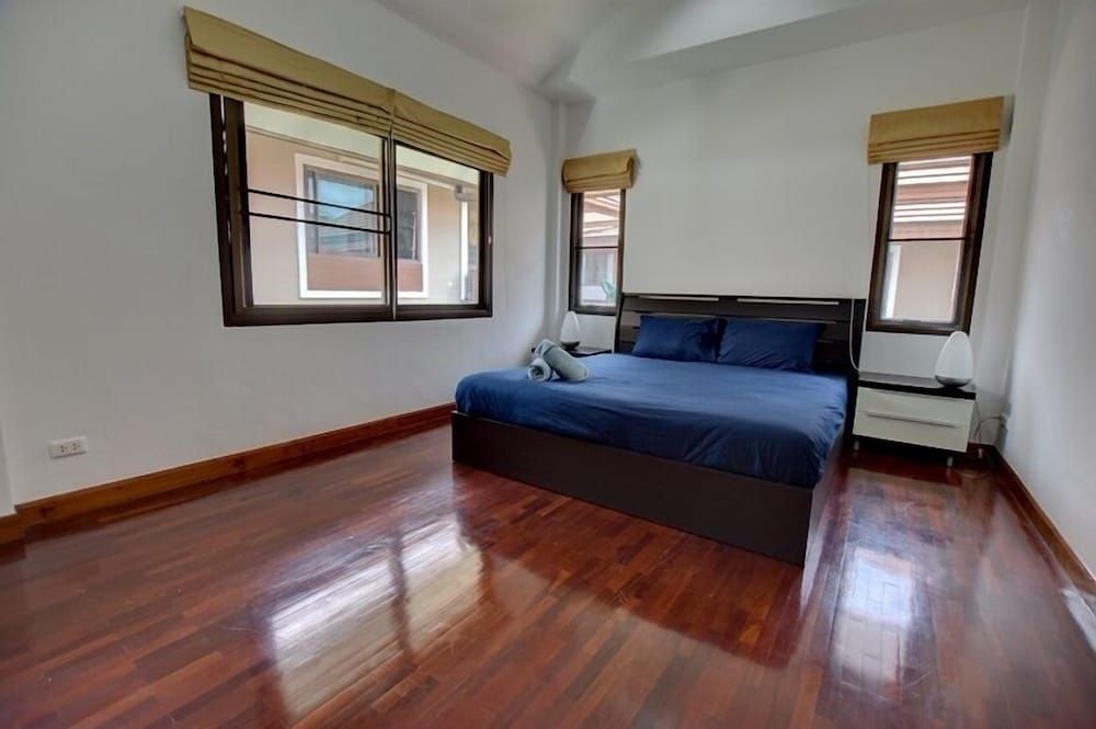 undefined Baan Aroonpat