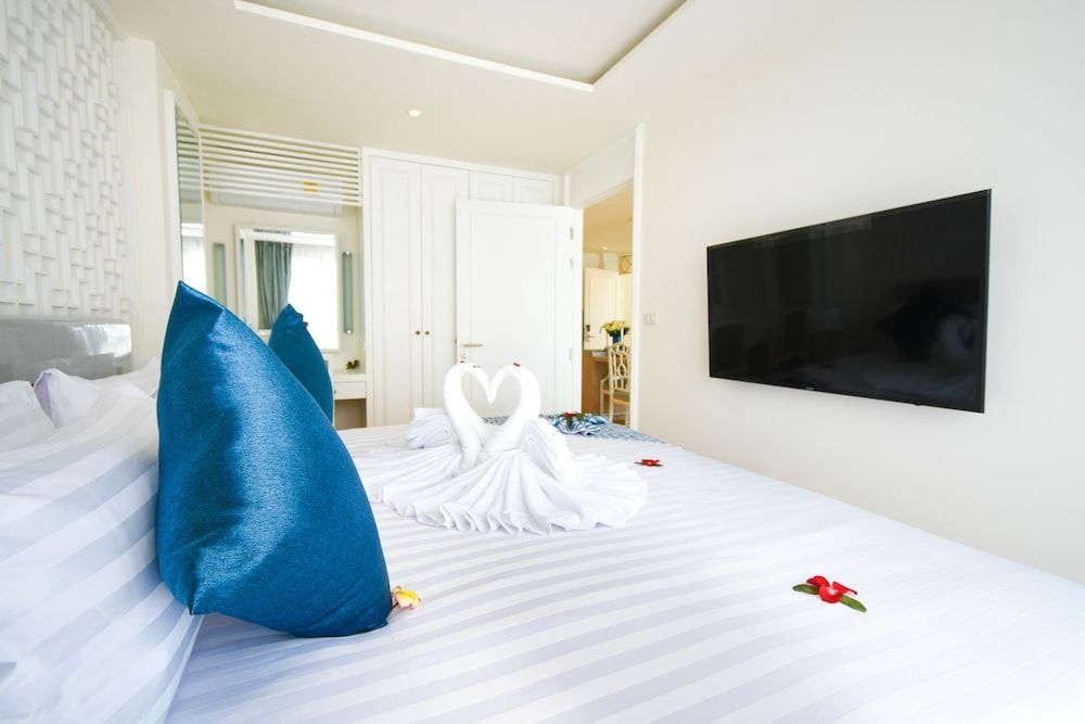 The Aristo Seaview Hotel Patong 1 Bedroom Corner Suite with Garden View 2