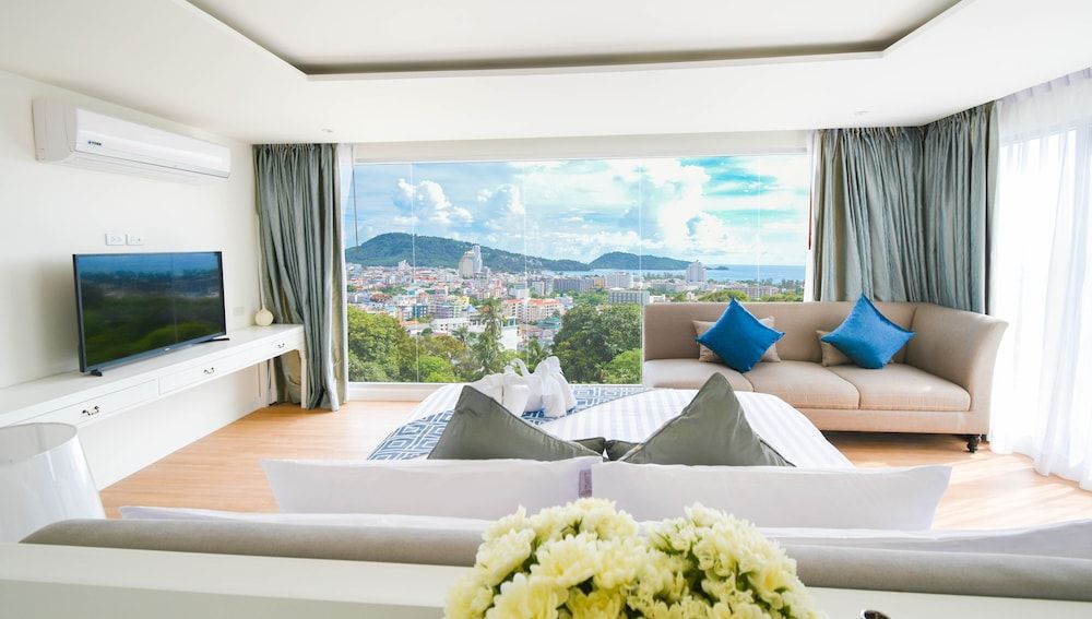 The Aristo Seaview Hotel Patong 1 Bedroom Corner Suite with Sea View 6