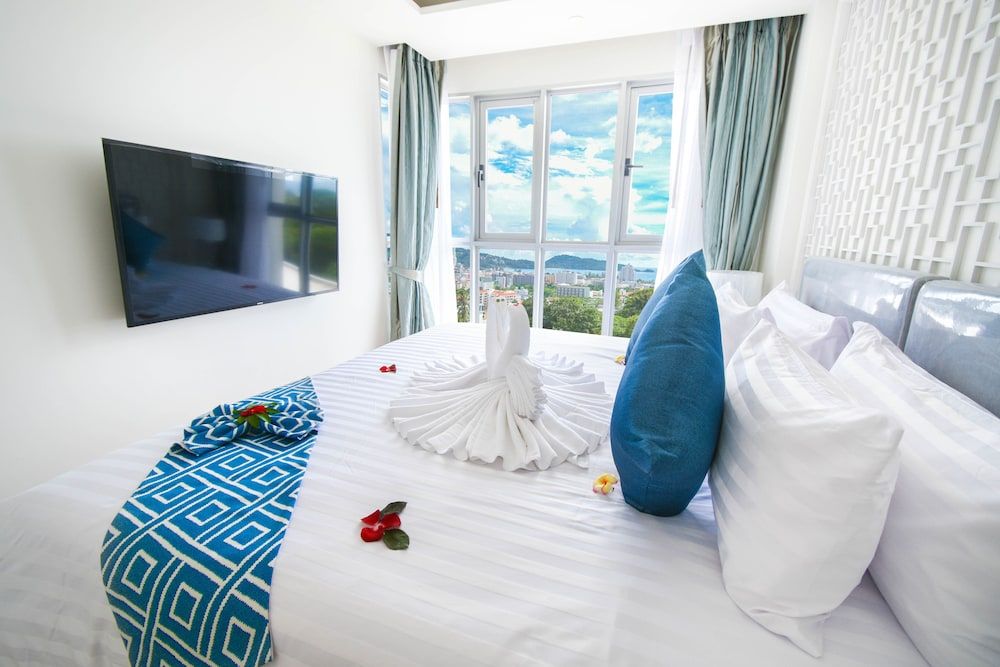 The Aristo Seaview Hotel Patong 1 Bedroom Corner Suite with Sea View 2