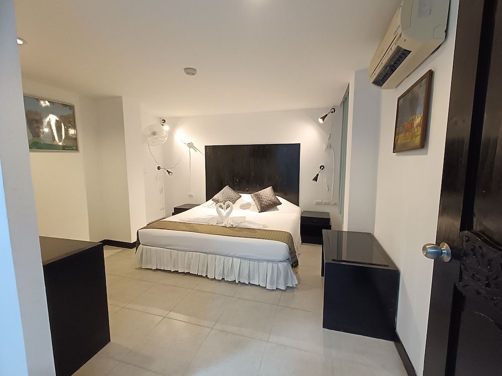 NOBLE HOUSE PATONG Standard Double Room 4