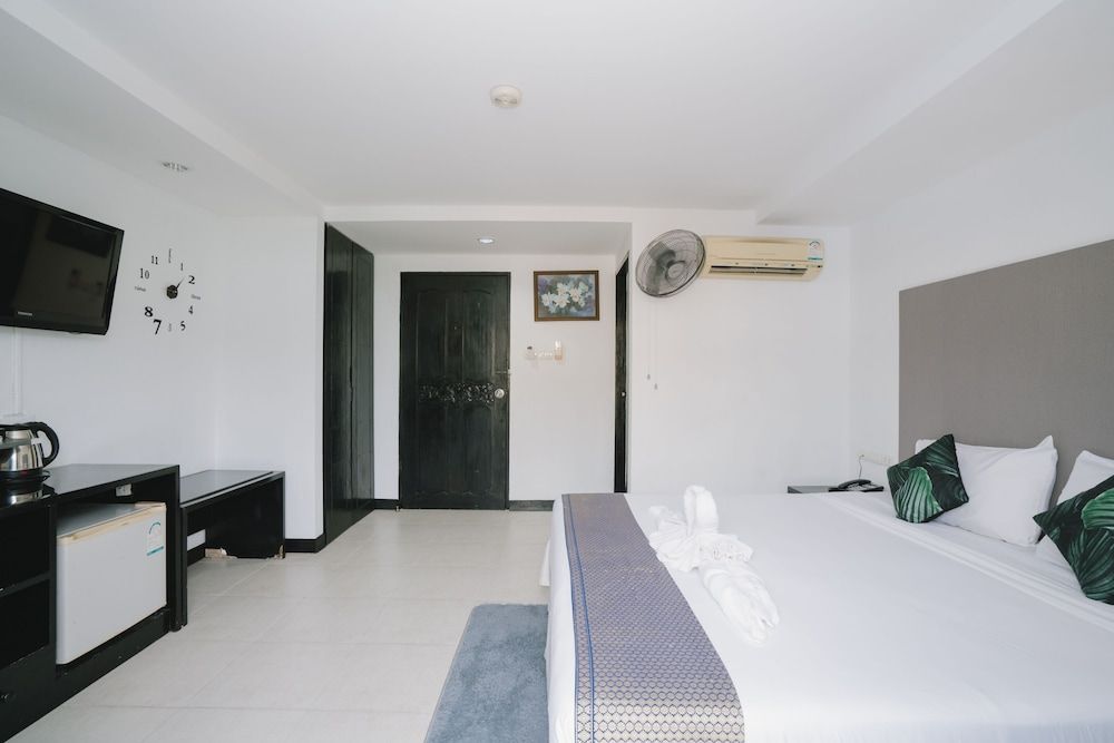 NOBLE HOUSE PATONG Standard Double Room 12