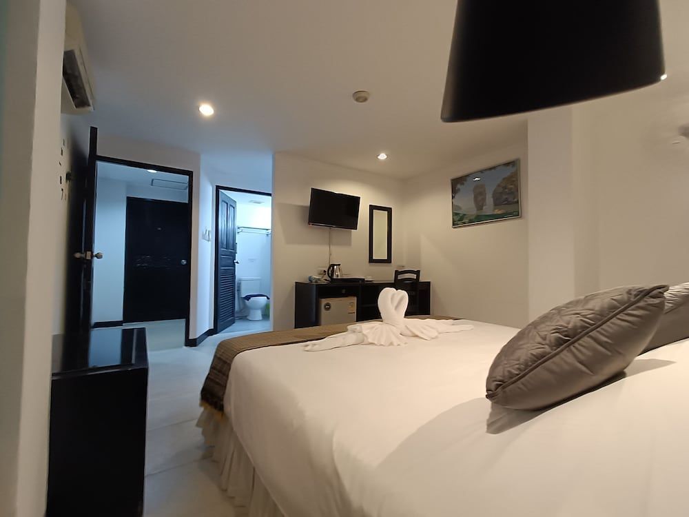 NOBLE HOUSE PATONG Standard Double Room 6