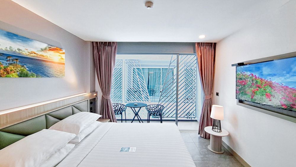 Clarian Hotel Beach Patong Superior Standard King Room Balcony 14