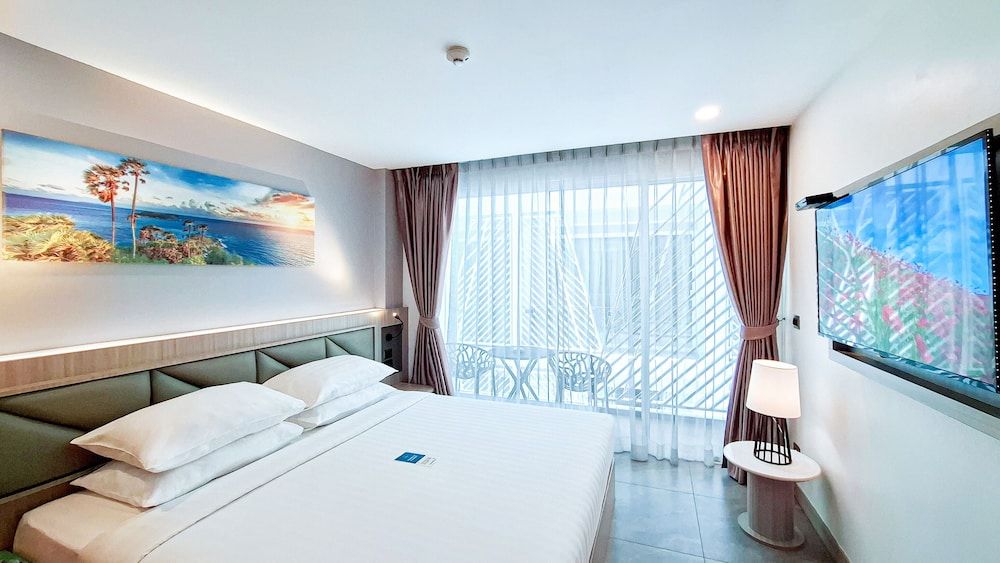 Clarian Hotel Beach Patong Superior Standard King Room Balcony