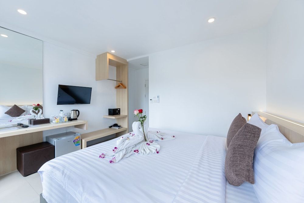 undefined La Vista Patong Hotel 9