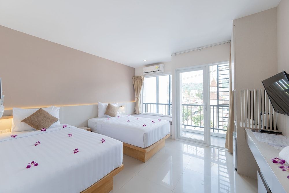 undefined La Vista Patong Hotel 2