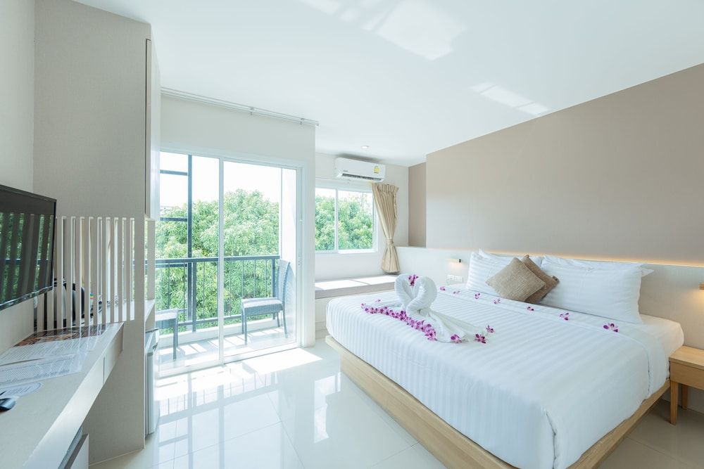 undefined La Vista Patong Hotel 3