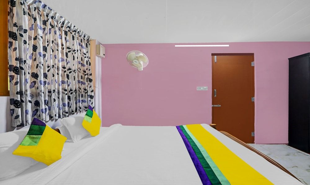 Itsy By Treebo - Iha Comforts With Mountain View Deluxe Double Room 4