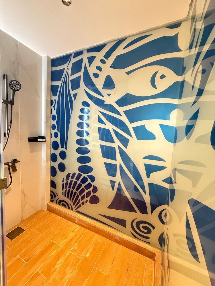 Wing Tat Grand Hotel Deluxe Double or Twin Room 6