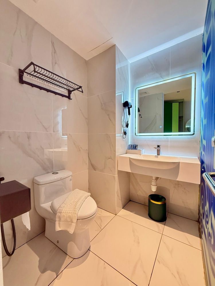 Wing Tat Grand Hotel Deluxe Double or Twin Room 7