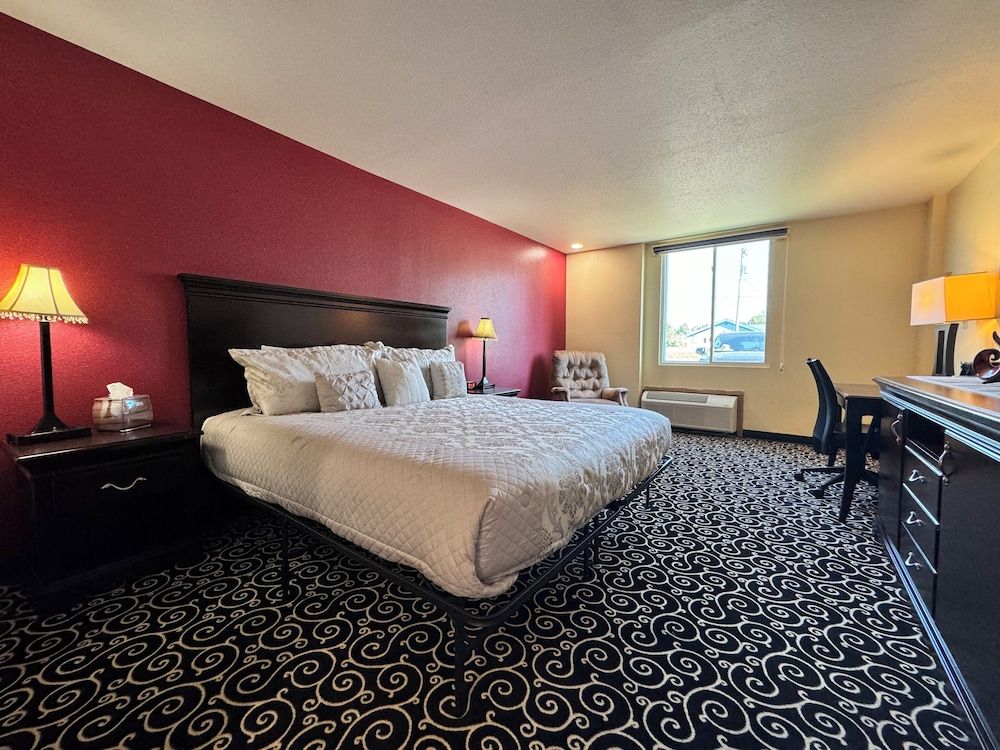 FairBridge Inn Express Hiawatha Standard Room, 1 King Bed, Non Smoking 2