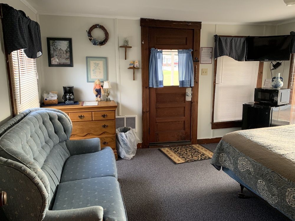 Carroll Motel & Cottages Studio (The Victorian - Cottage #14) 2