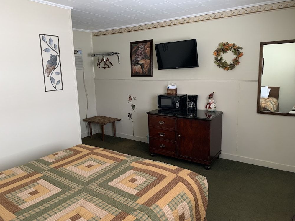 Standard Room, 1 Queen Bed (Motel Room 18)