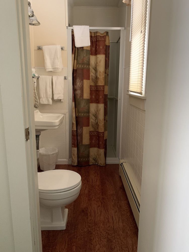 Standard Room, 1 Queen Bed (Motel Room 18)