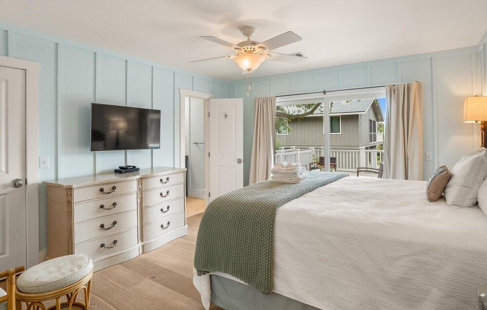House, Multiple Beds, Kitchen, Partial Ocean View