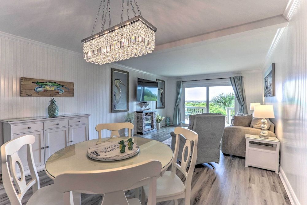 Beachfront Oasis: Condo w/ Deck + Pool Access