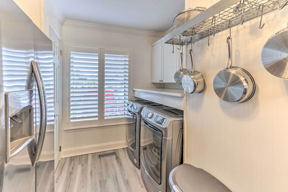Beachfront Oasis: Condo w/ Deck + Pool Access