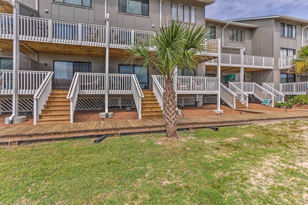 Beachfront Oasis: Condo w/ Deck + Pool Access