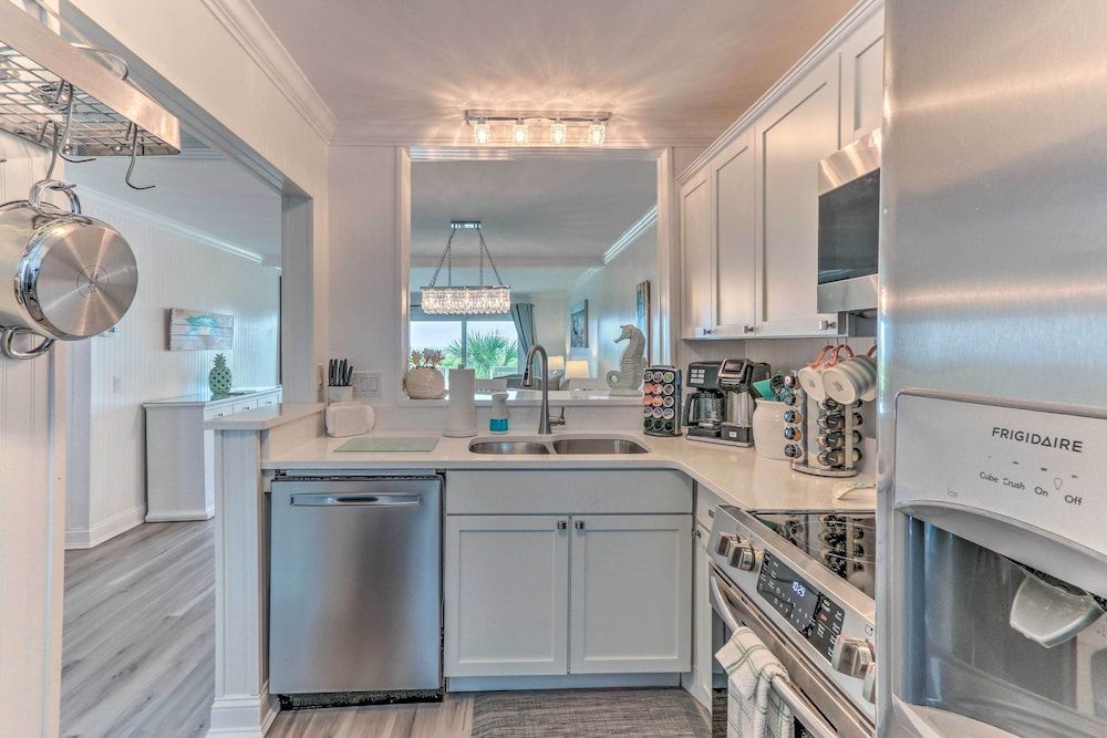 Beachfront Oasis: Condo w/ Deck + Pool Access