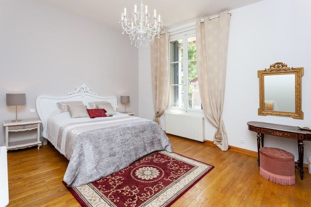 Deluxe Double Room (Taupe)