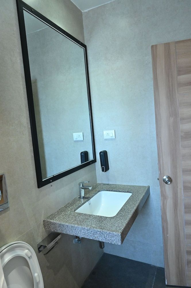 Rang Lords Inn Bharuch Deluxe Room 4