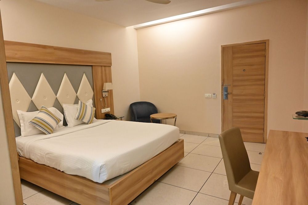 Rang Lords Inn Bharuch Deluxe Room 3