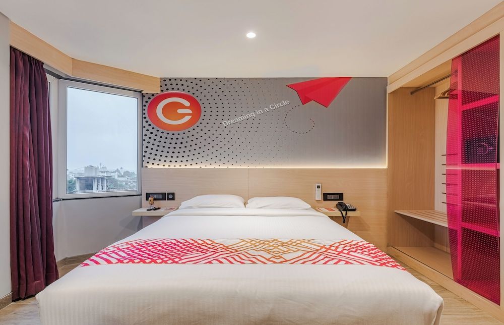 Ginger Bharuch D-Luxe Queen Room 5