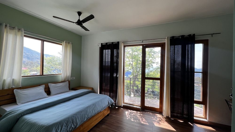 Flyscape Hostel Deluxe Room