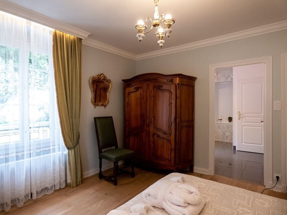 Logis Vélès Presidential Suite, Private Bathroom, Park View 11