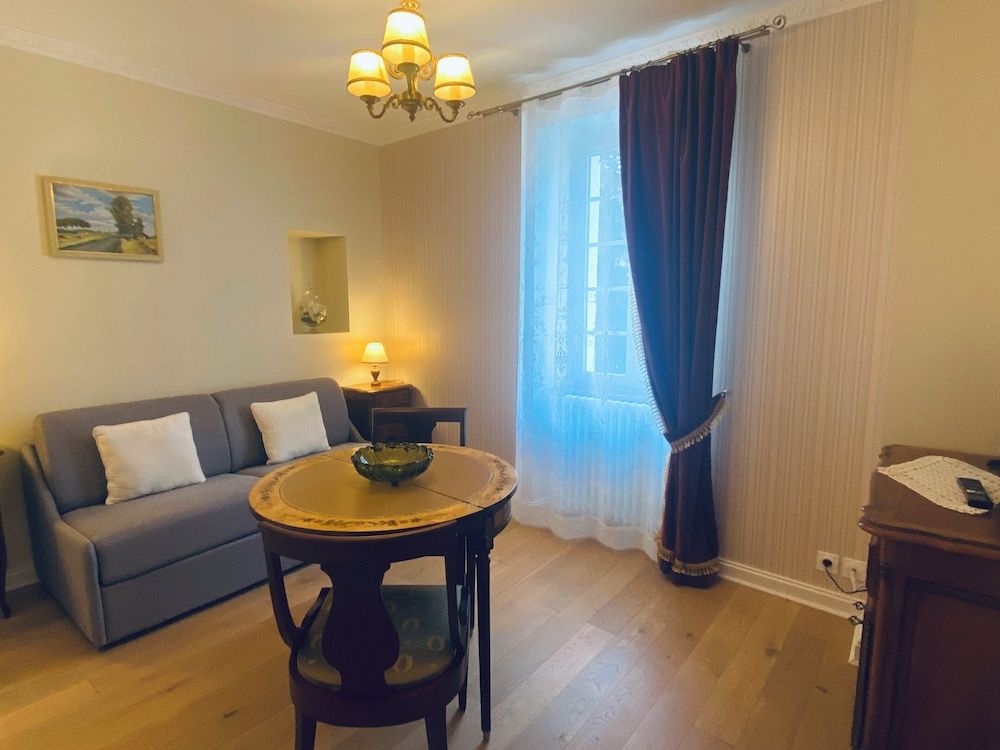 Logis Vélès Deluxe Suite, Private Bathroom, Park View 10