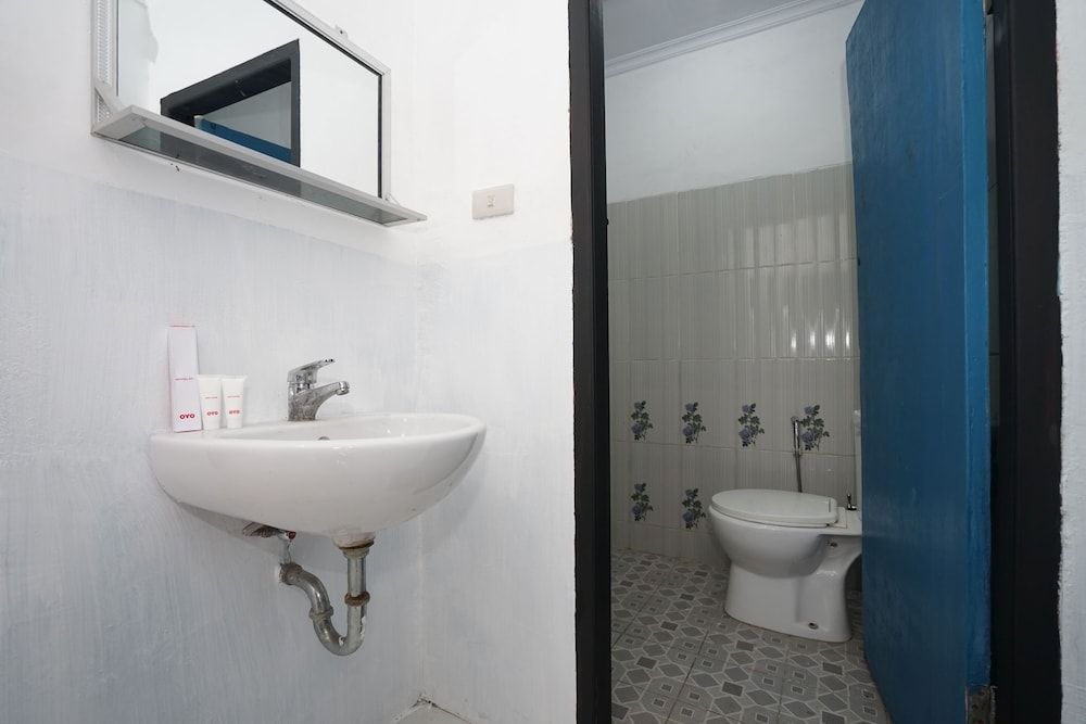 OYO 1315 Paris Hotel Standard Twin Room 7