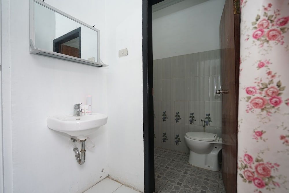 OYO 1315 Paris Hotel Standard Double Room 7