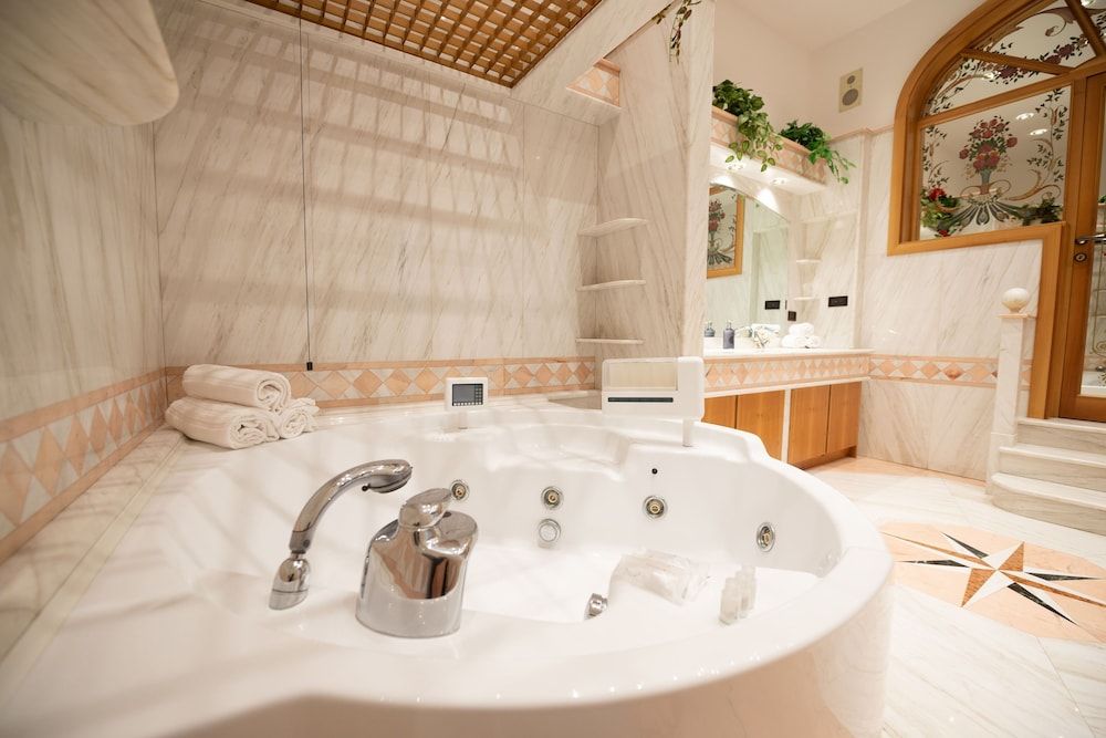 B&B Family First Luxury Suite, Jetted Tub (private entrance) 17