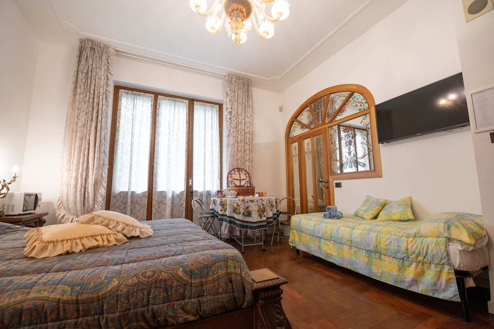 B&B Family First Luxury Suite, Jetted Tub (private entrance) 4