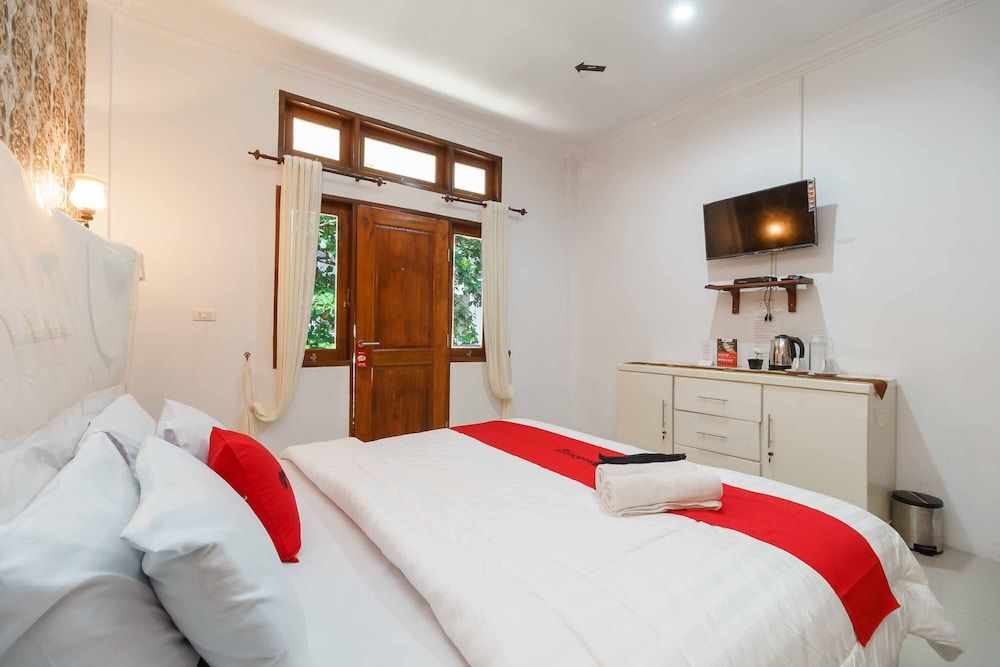 Double Room (RedDoorz)
