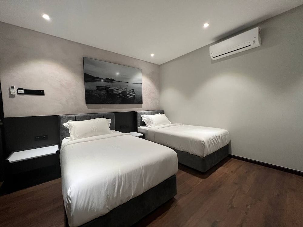 All In Hotel Deluxe Twin Room without window 2