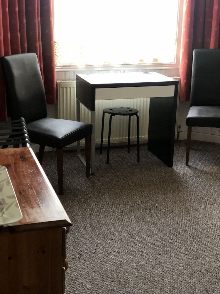 The Hunt Lodge Single Room 2