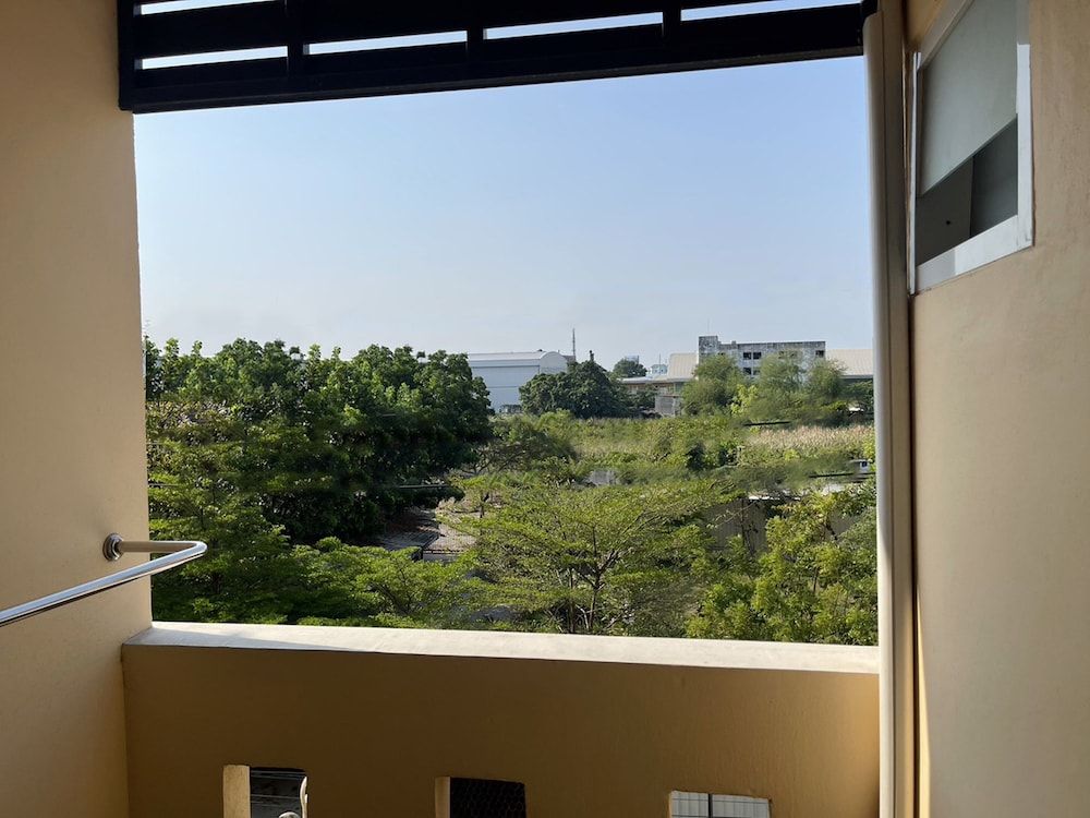 MY HOME SAI4 Deluxe Room, 1 King Bed, Accessible, Garden View 6