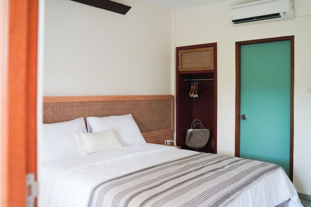 Roots Hotel Senggigi Superior Double Room 9